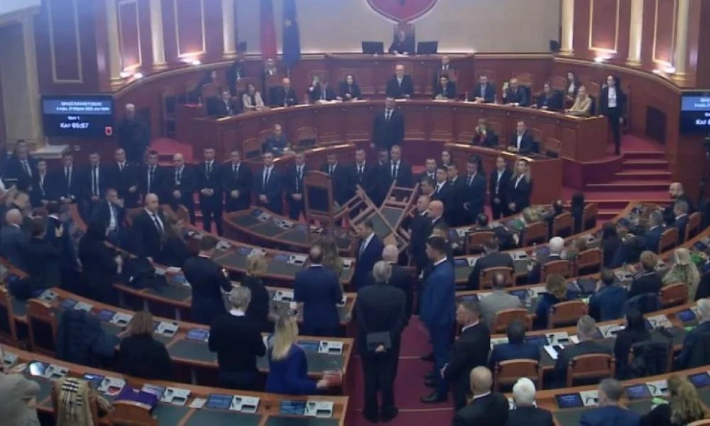 Άρση της βουλευτικής ασυλίας του Σαλί Μπερίσα - Χάος, καπνογόνα και αναποδογυρισμένα έδρανα στην Αλβανική Βουλή